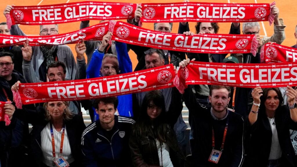 Reporteros franceses acudieron a la conferencia de la selección con bufandas en apoyo a Christophe Gleizes, condenado a siete años de prisión