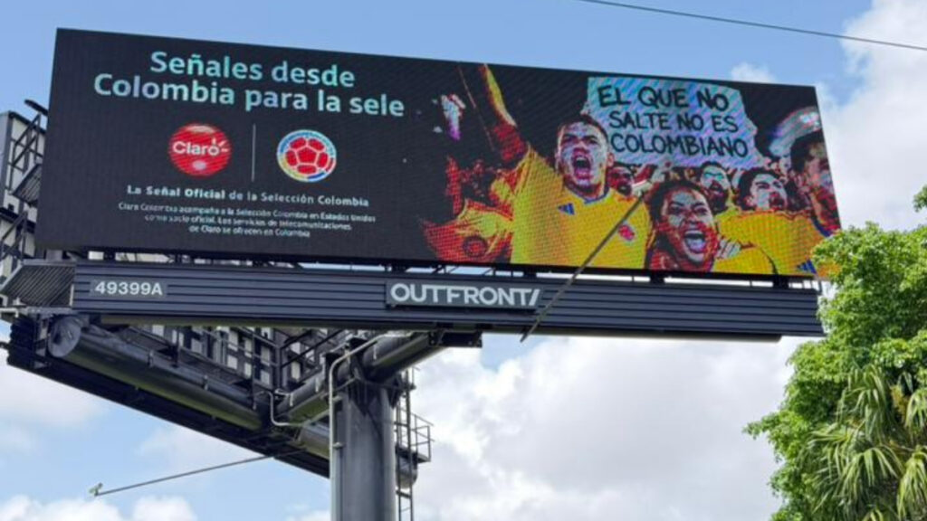 Pantalla instalada en Miami. - Claro.