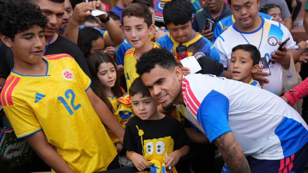 La selección de Colombia invita a niños jaliscienses a jugar en su campo de entrenamiento en la Academia AGA