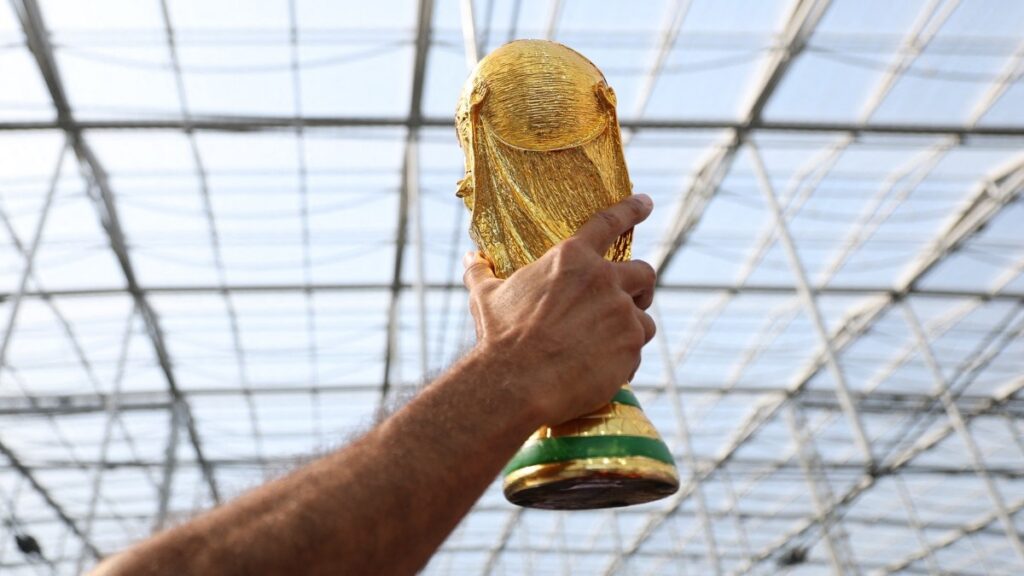 Levantar la Copa del Mundo sigue siendo el mayor premio. Foto: HARRY HOW / AFP
