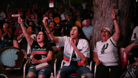 ¿Por qué le dicen los 'Crazy Hispanics'? Conoce la historia de la afición latina de los Spurs