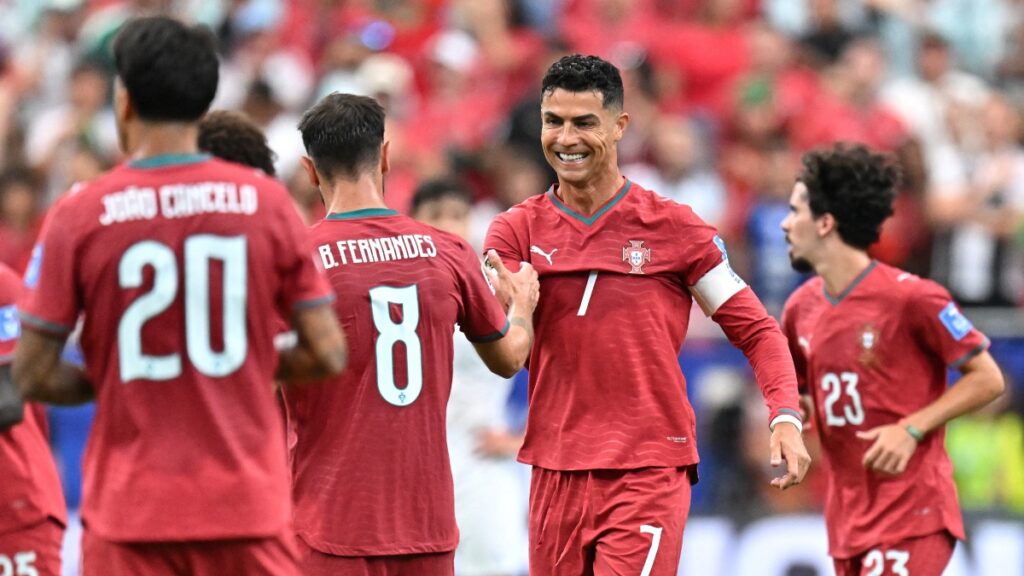Cristiano Ronaldo y Bruno Fernandes con Portugal