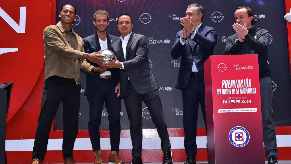 Huiqui y Velázquez celebran el premio al mejor equipo de la Liga MX. Imago 7