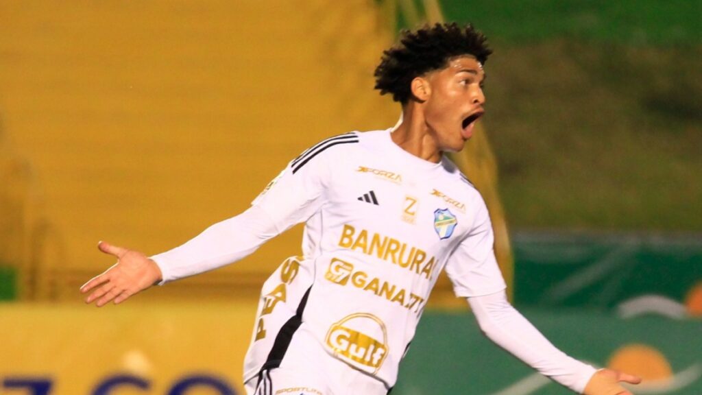 Dairon Reyes tuvo una gran temporada en Comunicaciones | @cremasoficial