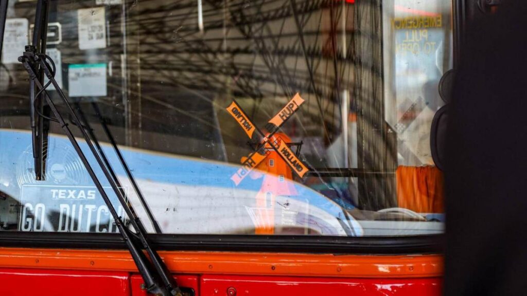 Orange Bus para darle la bienvenida a los hinchas