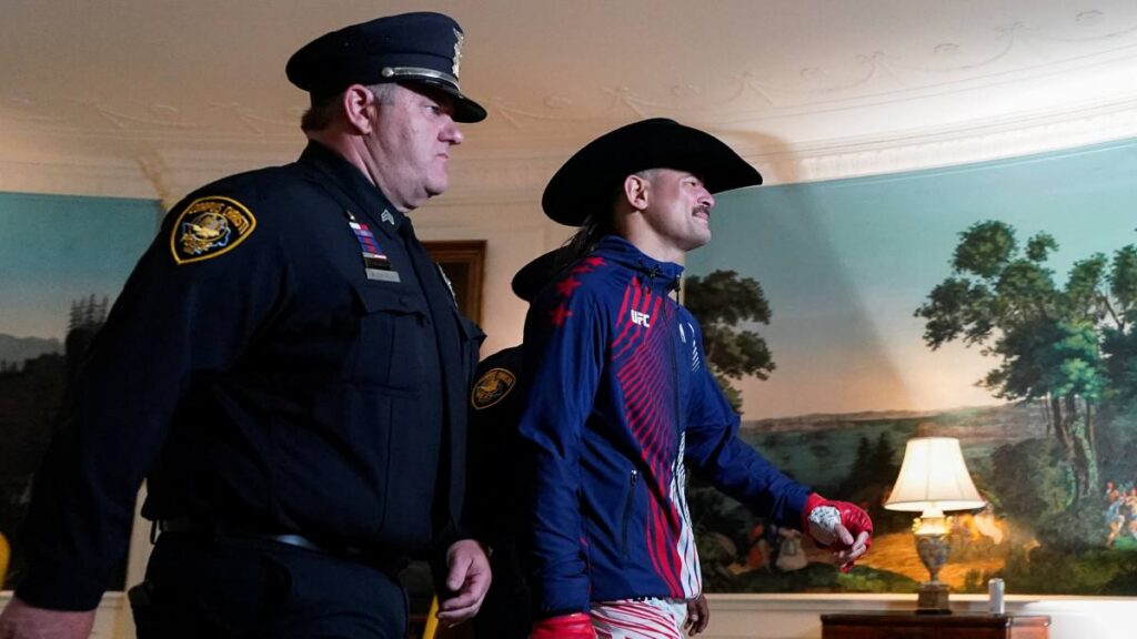 México 'invade' la Casa Blanca: Diego Lopes sale con la música de la Chona en la UFC Freedom