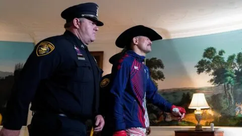 México 'invade' la Casa Blanca: Diego Lopes sale con la música de 'la Chona' en la UFC Freedom