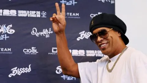 ¡Ronaldinho enciende el Mundial! ve a Brasil rumbo al hexacampeonato y no descarta volver a jugar