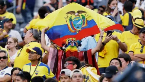 Ecuador se cree el centro del mundo: así respondió la prensa ecuatoriana a la serenata mexicana