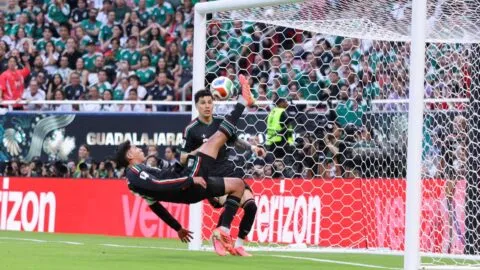 ¡Un gol en defensa! Edson Álvarez evita el tanto de Corea del Sur con una chilena sobre la línea