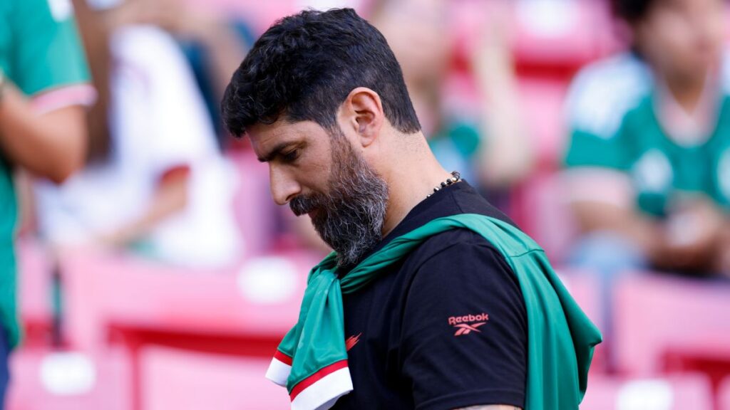 El 'Loco' Abreu acompaña a Gilberto Mora desde la tribuna
