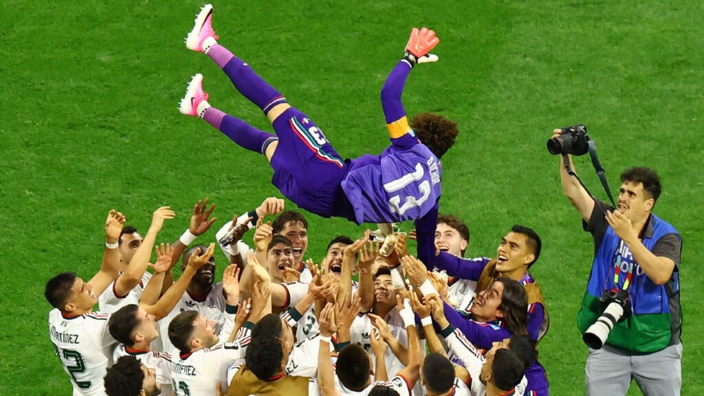El último vuelo de Ochoa: homenaje eterno al guardián del Tri