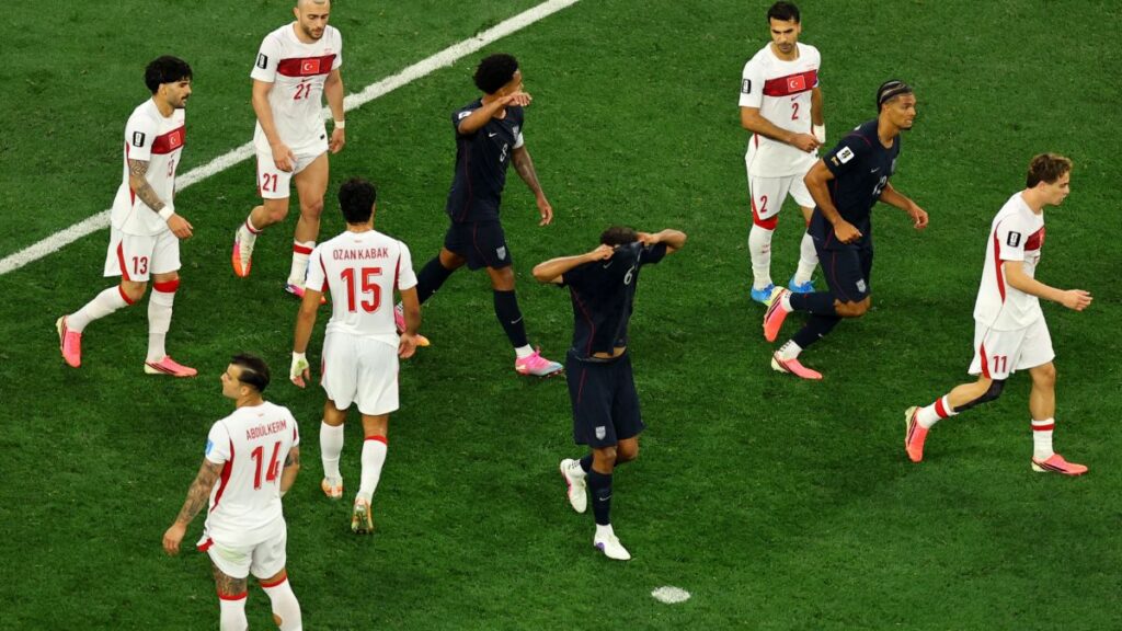 El USMNT se va en desventaja al descanso