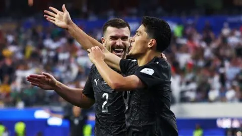 Irán y Nueva Zelanda debutan con un vibrante empate en el juego más atractivo del día