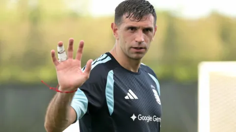 Qué tan grave es la fractura del Dibu Martínez que pone en peligro su debut con Argentina