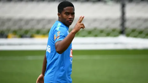 Brilló en Europa con el Lyon y aún no ve minutos con Brasil en el Mundial