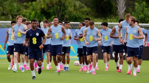Inglaterra vive un caótico arranque al Mundial: tiroteo, terremoto y robo sacuden su concentración
