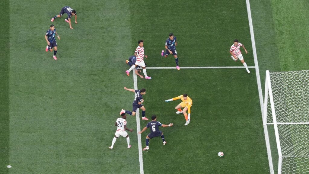 Estados Unidos se adelanta con un autogol