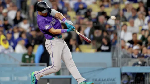 Ezequiel Tovar y los Rockies: el venezolano que dona $1,000 por cada doble — la historia del pelotero que usa el béisbol para dar a su comunidad
