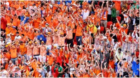 La marea naranja invade Monterrey: cientos de aficionados neerlandeses protagonizan el Orange Fan Walk