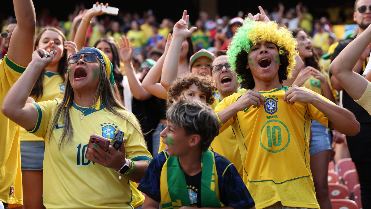 Aficionados brasileños cantan por su selección pentacampeona. Foto: AFP
