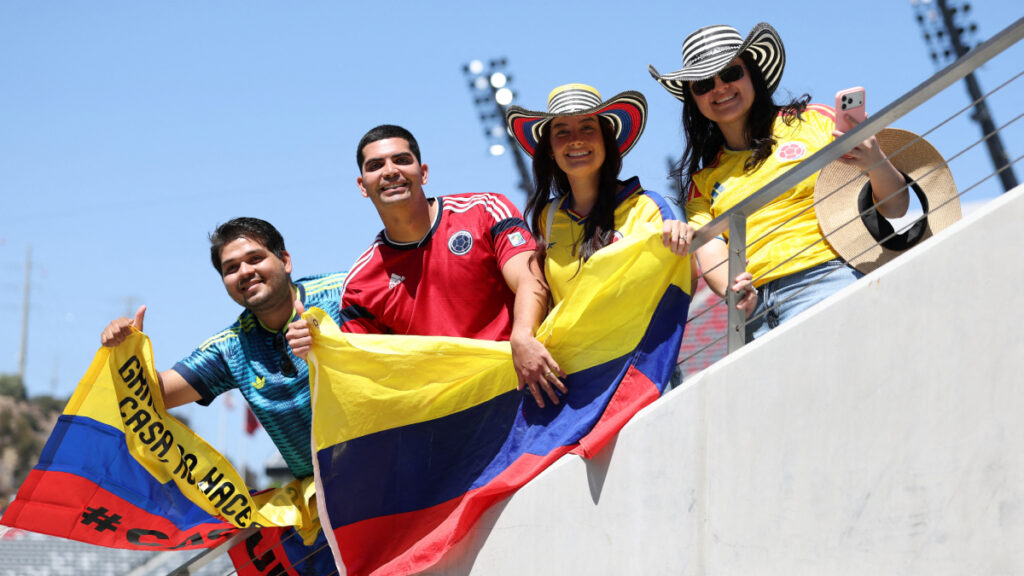 Fans latinos llevan sus tradiciones a los estadios de EEUU. Foto: AFP