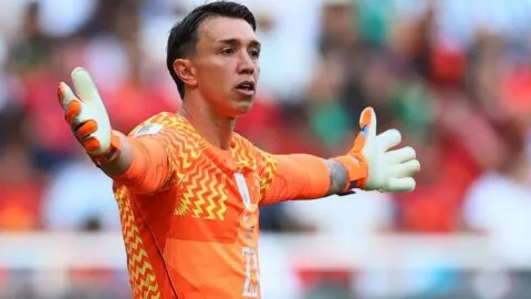 ¡Asume la derrota! Muslera se disculpa con Uruguay: "Nunca imaginé estar sufriendo tanto por este deporte"