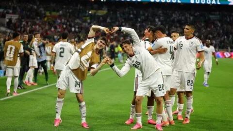 De jugar juntos de niños a Europa: Armando González y Mateo Chávez podrían reencontrarse en la Europa League