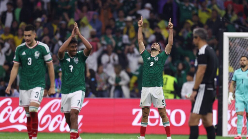 Raúl Jiménez dedicando el gol en el Estadio Ciudad de México