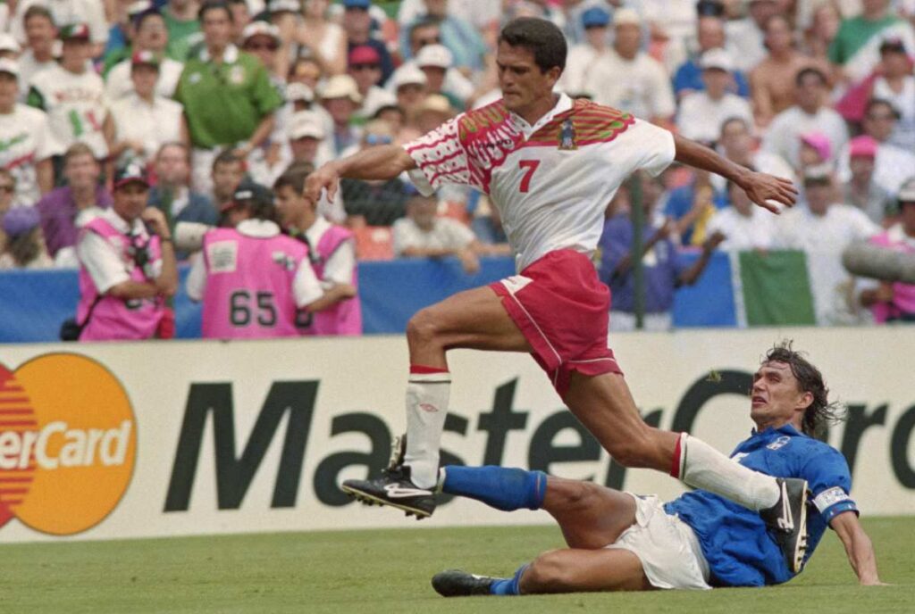 Carlos Hermosillo durante el Italia vs México de Estados Unidos 1994