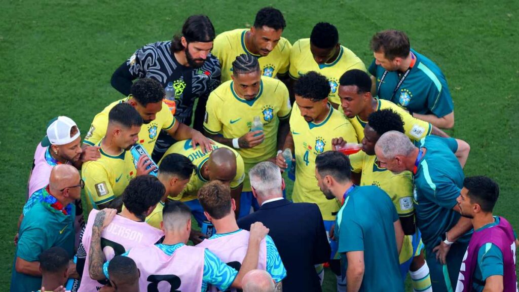 Jugadores durante una pausa de hidratación, recibiendo instrucciones