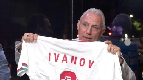 Hristo Stoichkov revive la memoria de Trifon Ivanov con la histórica camiseta del Mundial 1994