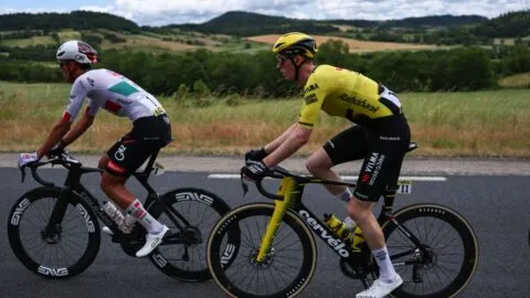 Van Gils gana la sexta etapa; Isaac del Toro se mete en el top 10 de la general