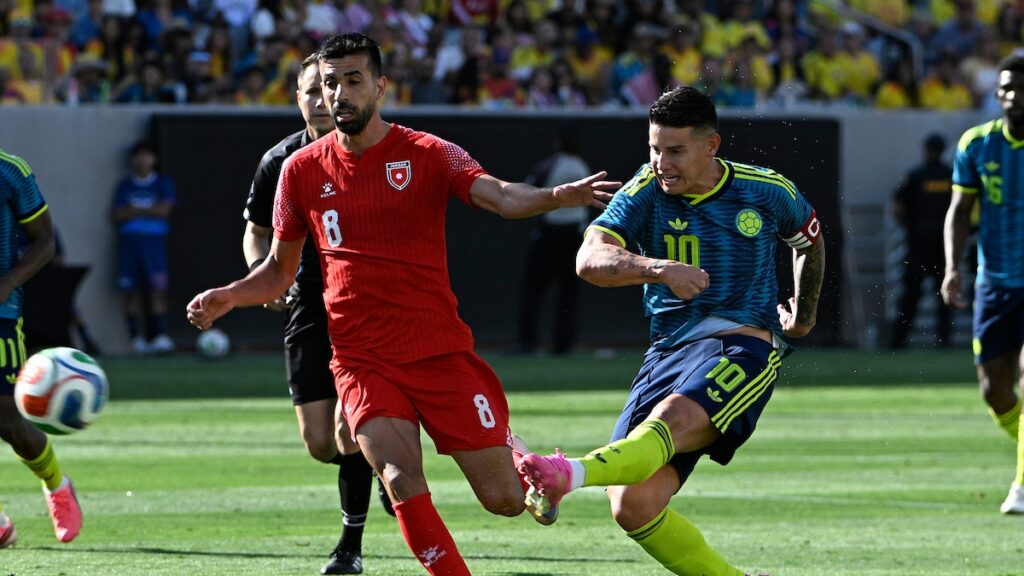 James Rodríguez rematando