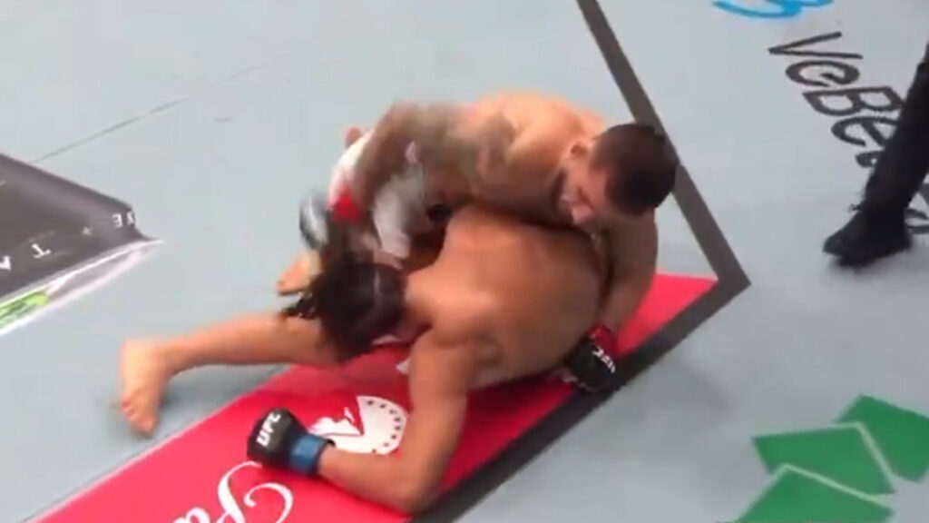 Kaan Ofli derriba a Javier Reyes. - @UFCEspanol.
