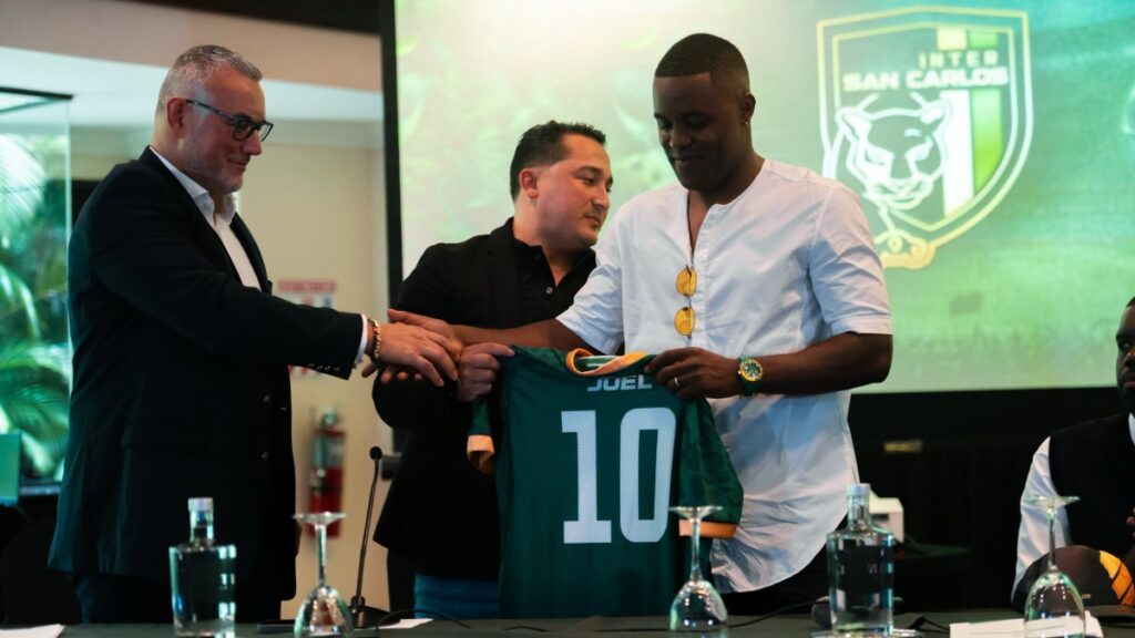 Joel Campbell firmó en su nuevo equipo | Facebook Inter San Carlos