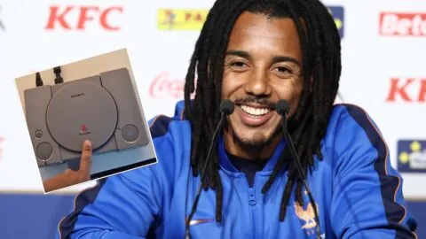 Nostalgia pura: Koundé viaja en el tiempo y lleva la mítica PlayStation 1 al Mundial 2026