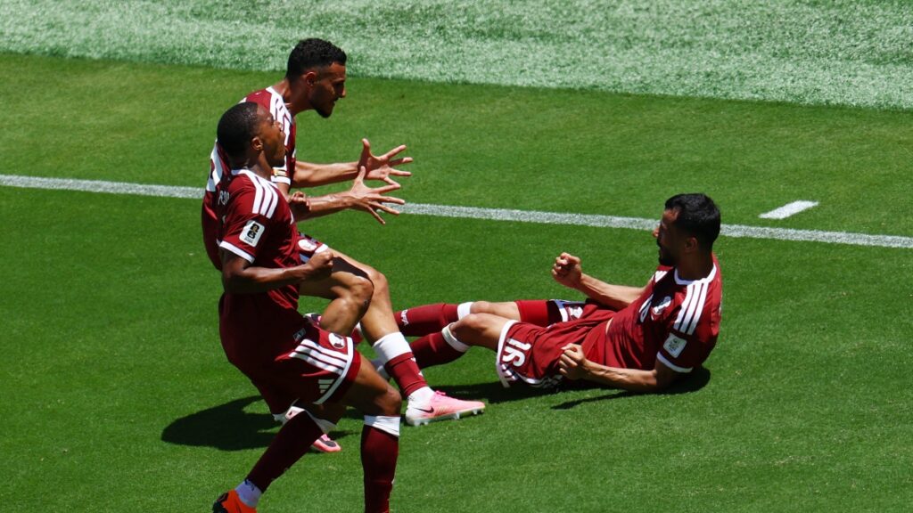 Jugadores de Qatar celebrando el gol ante Suiza