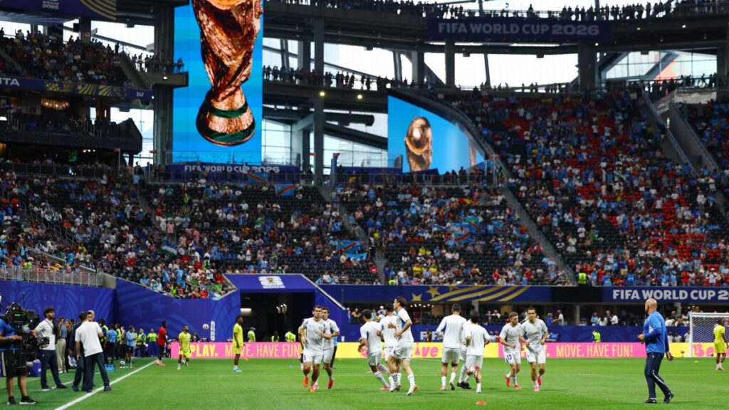 Los jugadores comienzan a calentar
