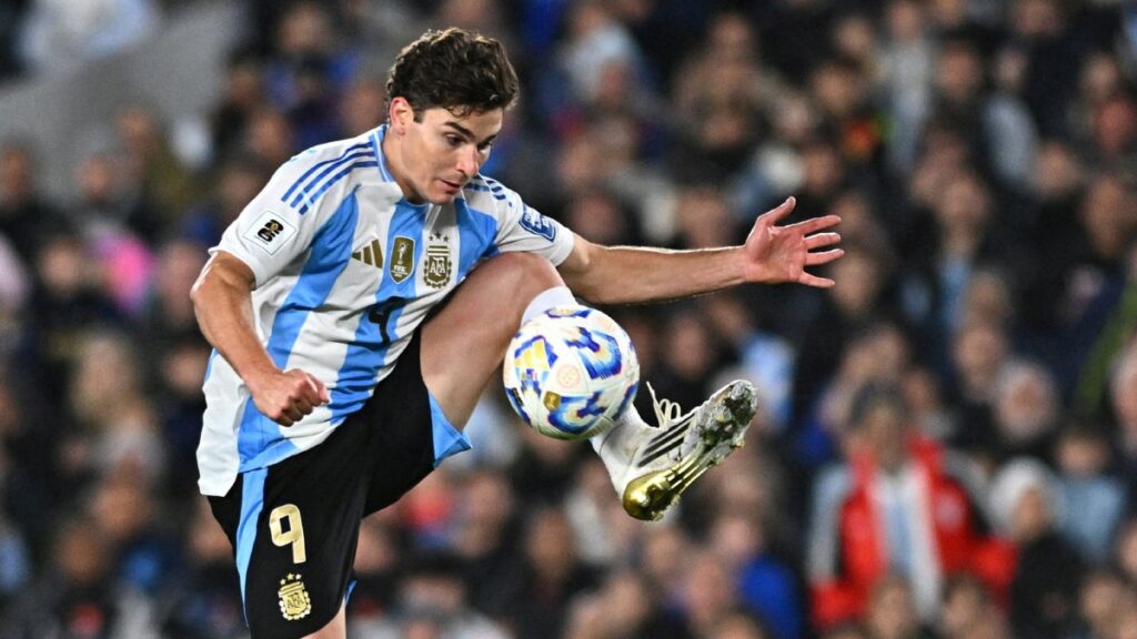 Julián Álvarez es deseado por Real Madrid y Barcelona | REUTERS/Rodrigo Valle