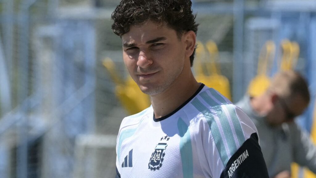 Las declaraciones del atacante argentino, Julián Álvarez, detonarían en una sanción para el conjunto culé: esto dice el reglamento