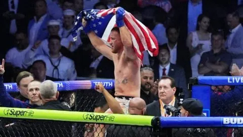Ilia Topuria termina con el rostro destrozado y Justin Gaethje es nuevo campeón del peso ligero