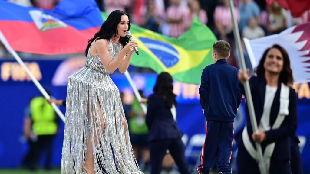 Katy Perry aparece en la previa con 'Wonder' y enciende el cierre rumbo al partido