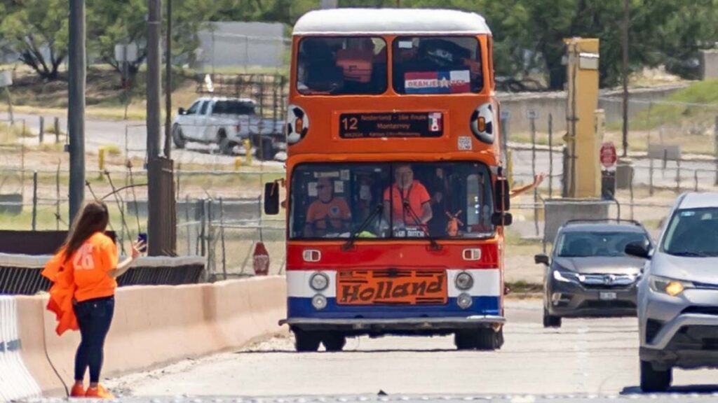 Llegada del autobús de la Oranje