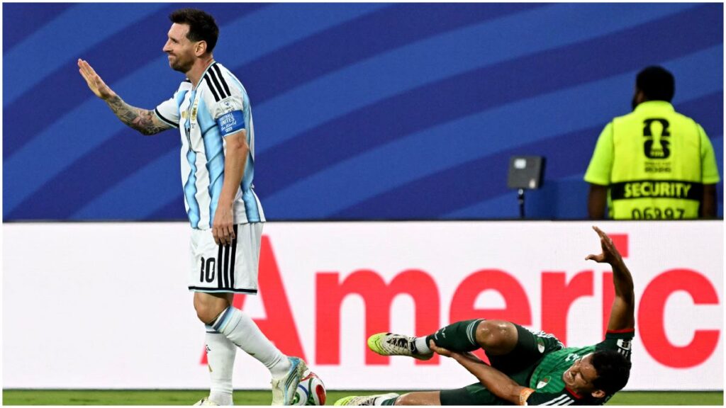 La polémica jugada de Messi que no terminó en roja | AFP: Juan Mabromata