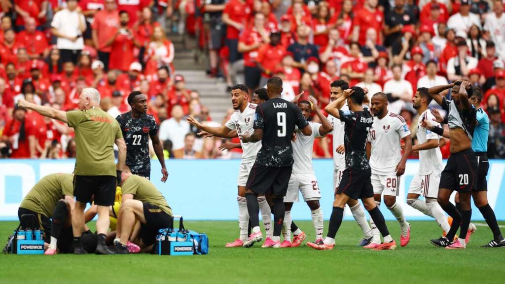 ¡Terrible! Ismael Koné sufre escalofriante lesión ante Qatar