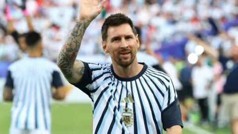 Messi celebra 200 partidos con Argentina en el debut mundialista ante Argelia