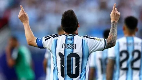 La prensa del mundo se rinde a los pies de Lionel Messi tras su triplete ante Argelia
