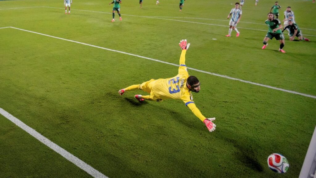 Luca Zidane en partido de Argelia