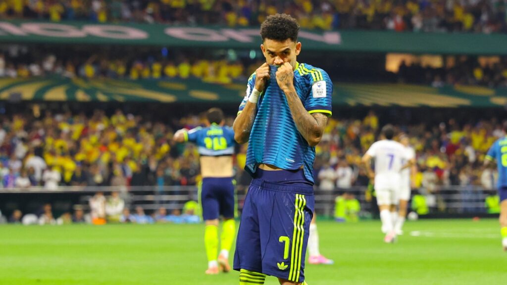 Luis Díaz besando el escudo de Colombia